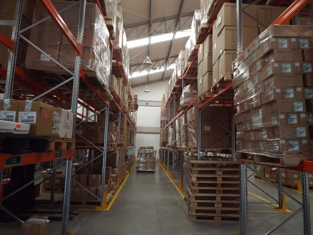 Bodega con estanterías llenas de mercancía organizada