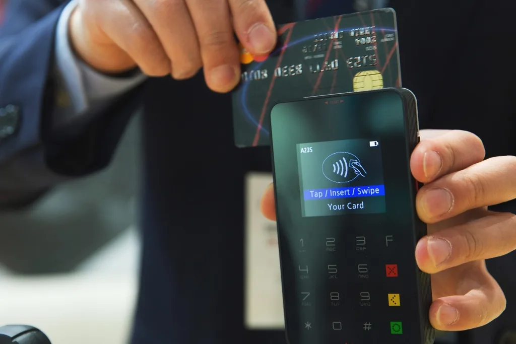 Pago con tarjeta en un datáfono del punto de venta